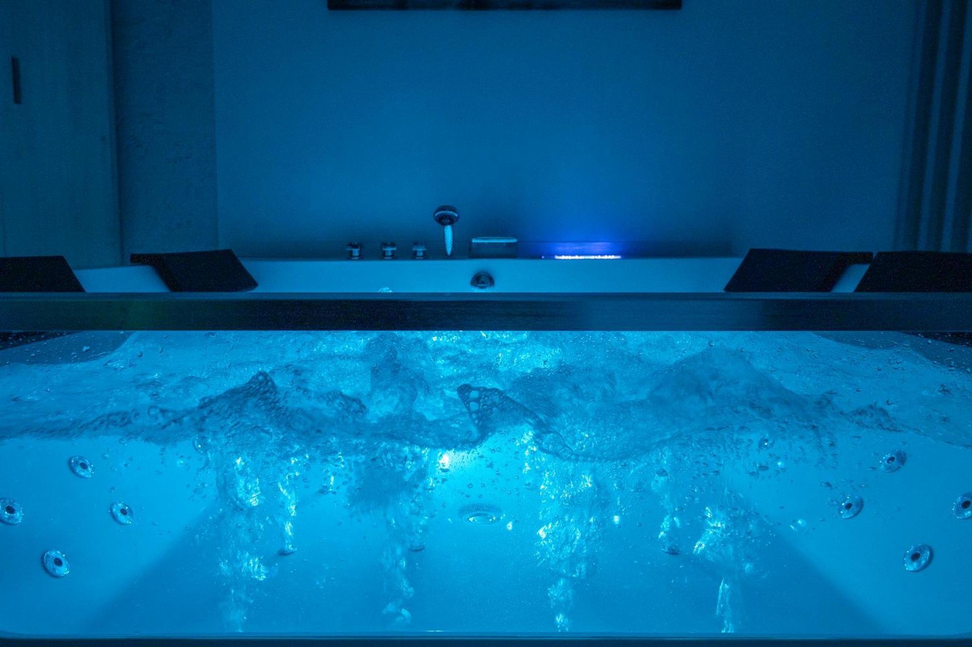 Premium Jacuzzi At The Center, By Aqua Platinum Apartment Thessaloniki
