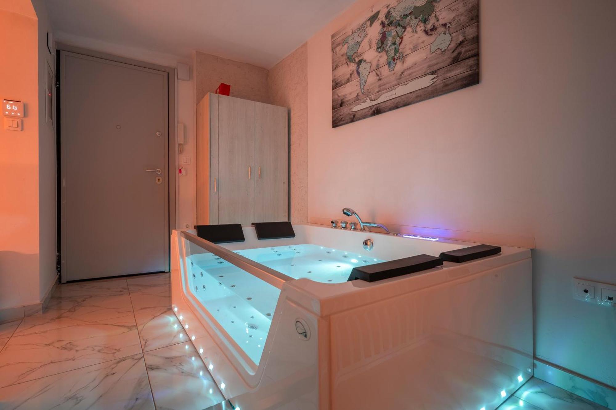 Premium Jacuzzi At The Center, By Aqua Platinum Thessaloniki