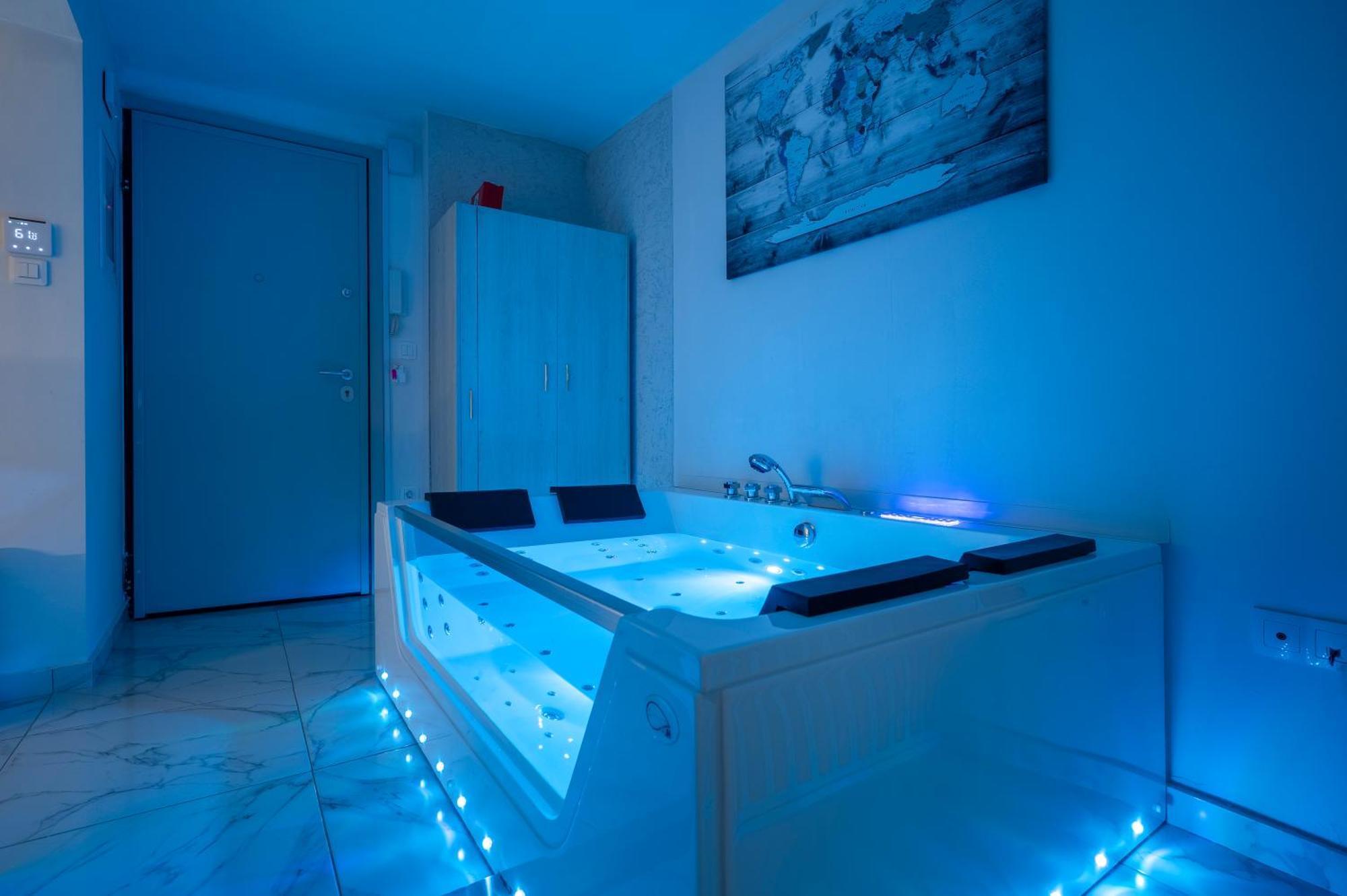 Apartment Premium Jacuzzi At The Center, By Aqua Platinum
