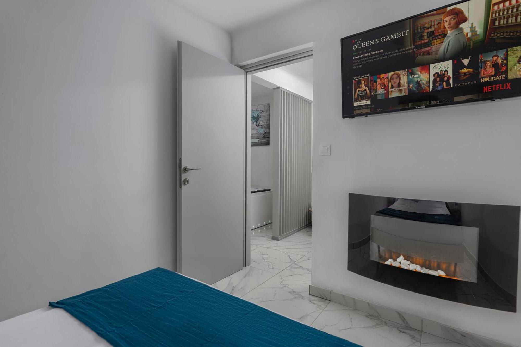 Premium Jacuzzi At The Center, By Aqua Platinum Apartment